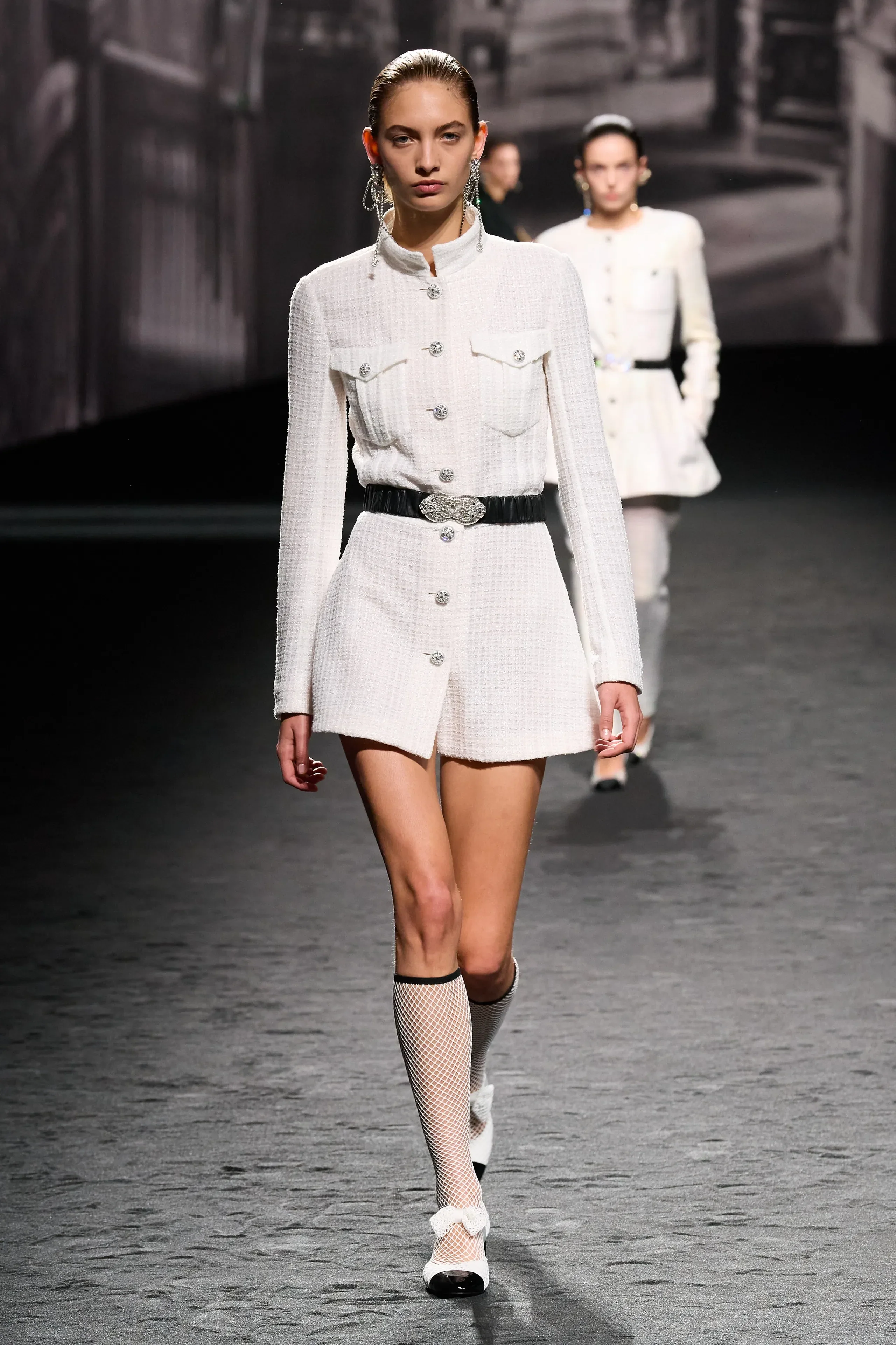 CHANEL 23S RUNWAY WHITE EMBELLISHED TWEED JACKET 36 - Image 5
