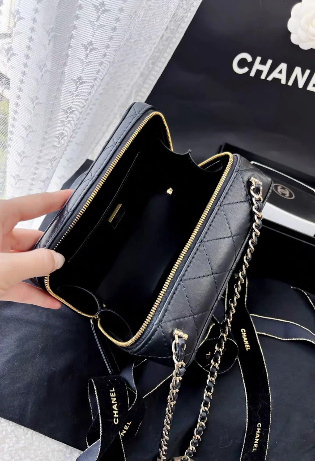 CHANEL 24SS CAMERA BAG Lambskin & Gold-Tone Metal Black - Image 4