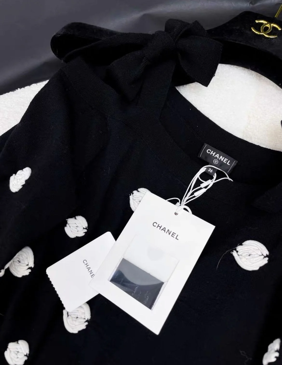 Chanel 23AW black camellia off-shoulder bow top - Image 3