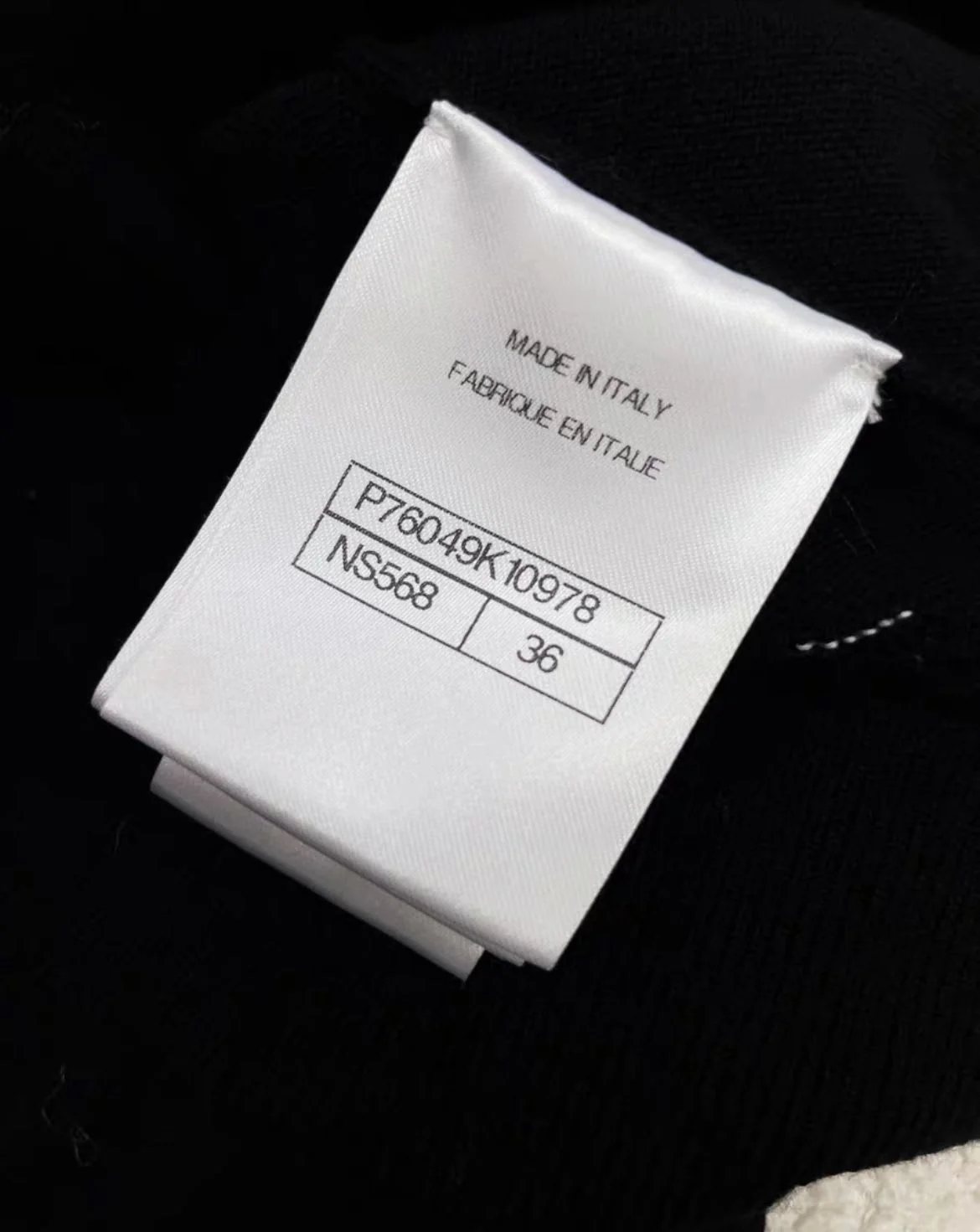 Chanel 23AW black camellia off-shoulder bow top - Image 5