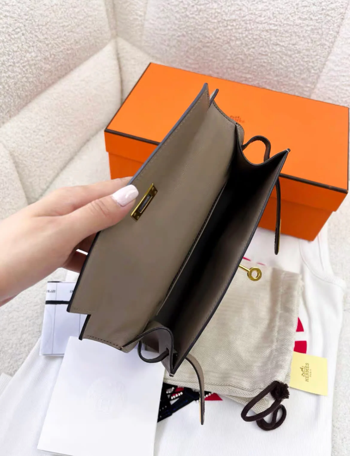 Hermès Kelly Pochette Gris Swift Gold Hardware - Image 3