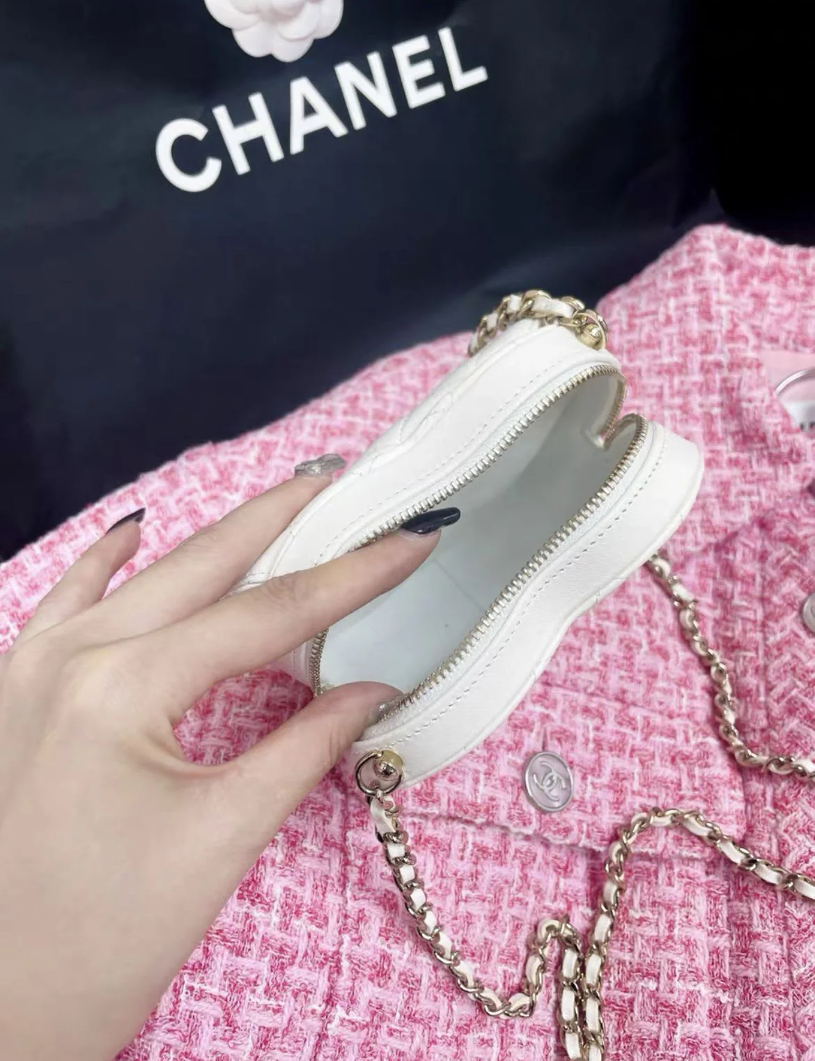 Chanel 22S white small heart bag - Image 3
