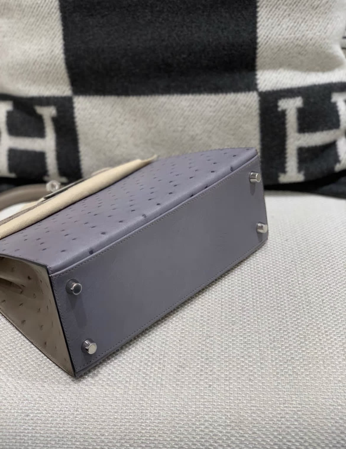 Hermès Kelly Sellier 25 Horseshoe Stamp (HSS), Bi-Color: Gris Agate, Ostrich Leather, Palladium Hardware - Image 4