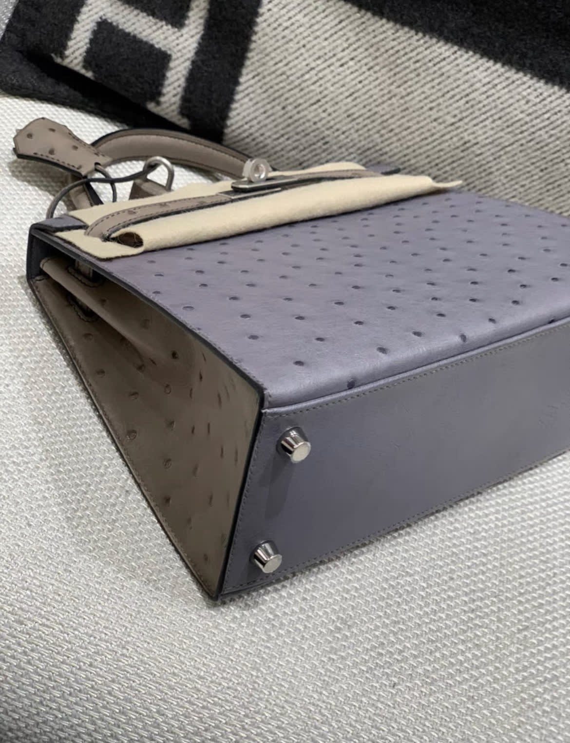 Hermès Kelly Sellier 25 Horseshoe Stamp (HSS), Bi-Color: Gris Agate, Ostrich Leather, Palladium Hardware - Image 5