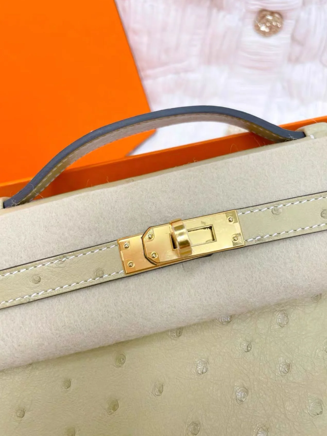 Hermes kelly Pochette ostrich leather  gold hardware - Image 3