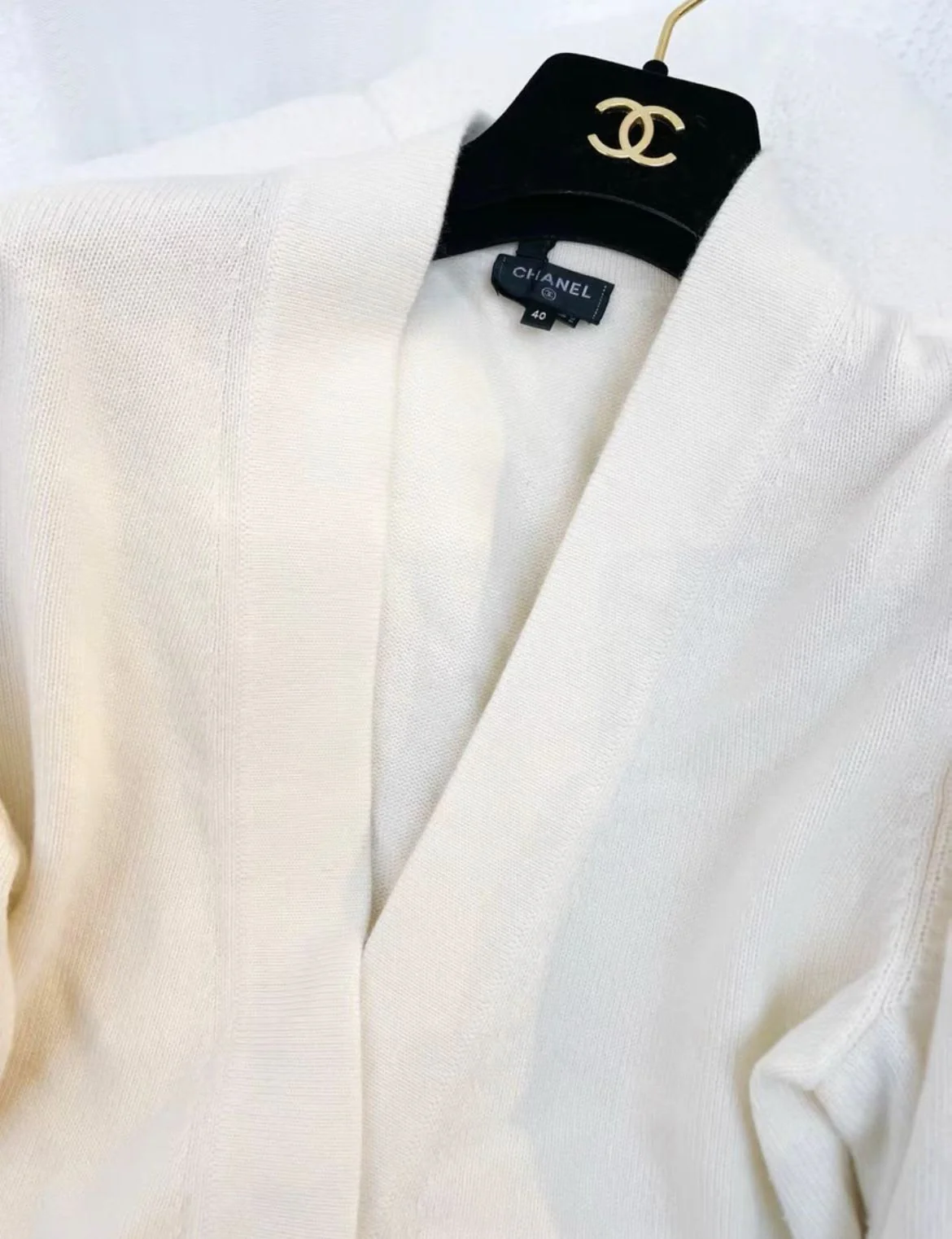 Chanel 22A off-white cashmere knitted cardigan - Image 4