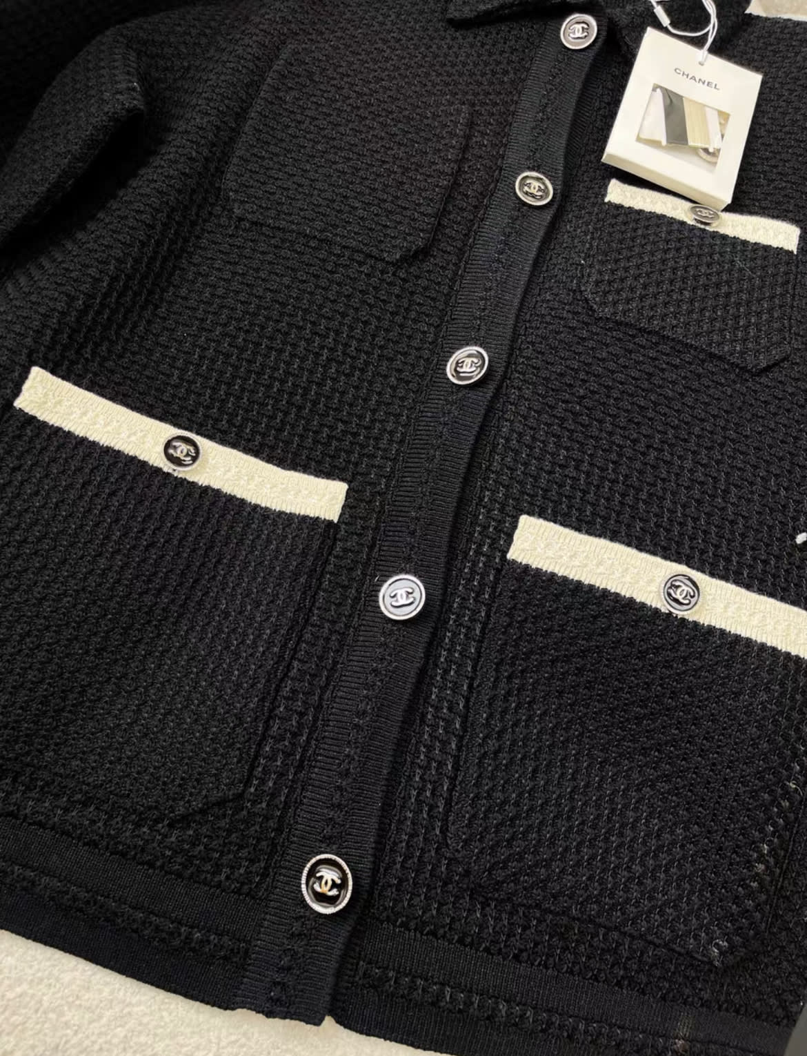 Chanel 24P black white edge knitted cardigan - Image 4