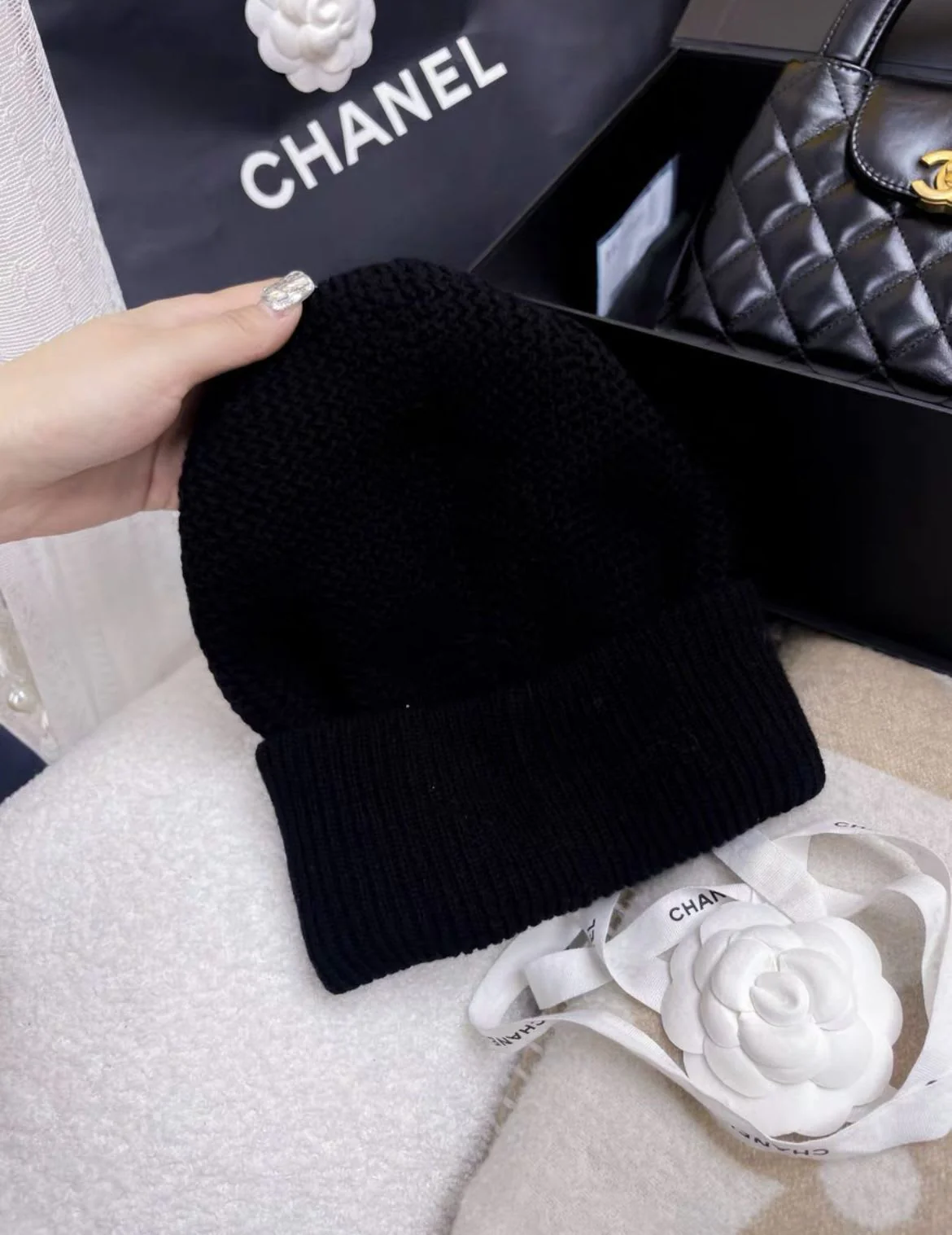 Chanel 22A Cashmere Black Gold Sequin CC Logo Beanie Winter Hat Cap Cloche - Image 4
