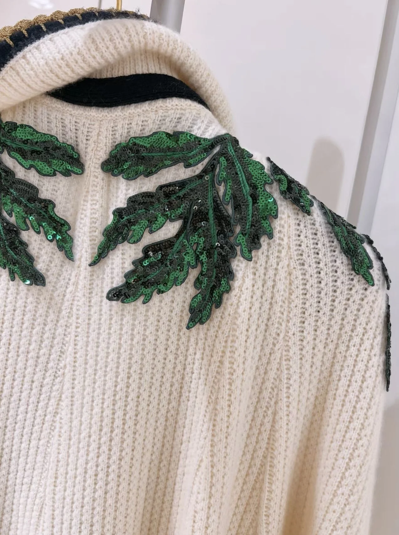 Gucci limited edition tassel wool cashmere knitted cape - Image 3