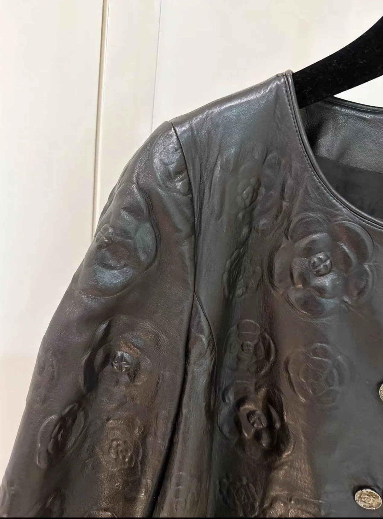 Chanel Camellia Leather cape - Image 3