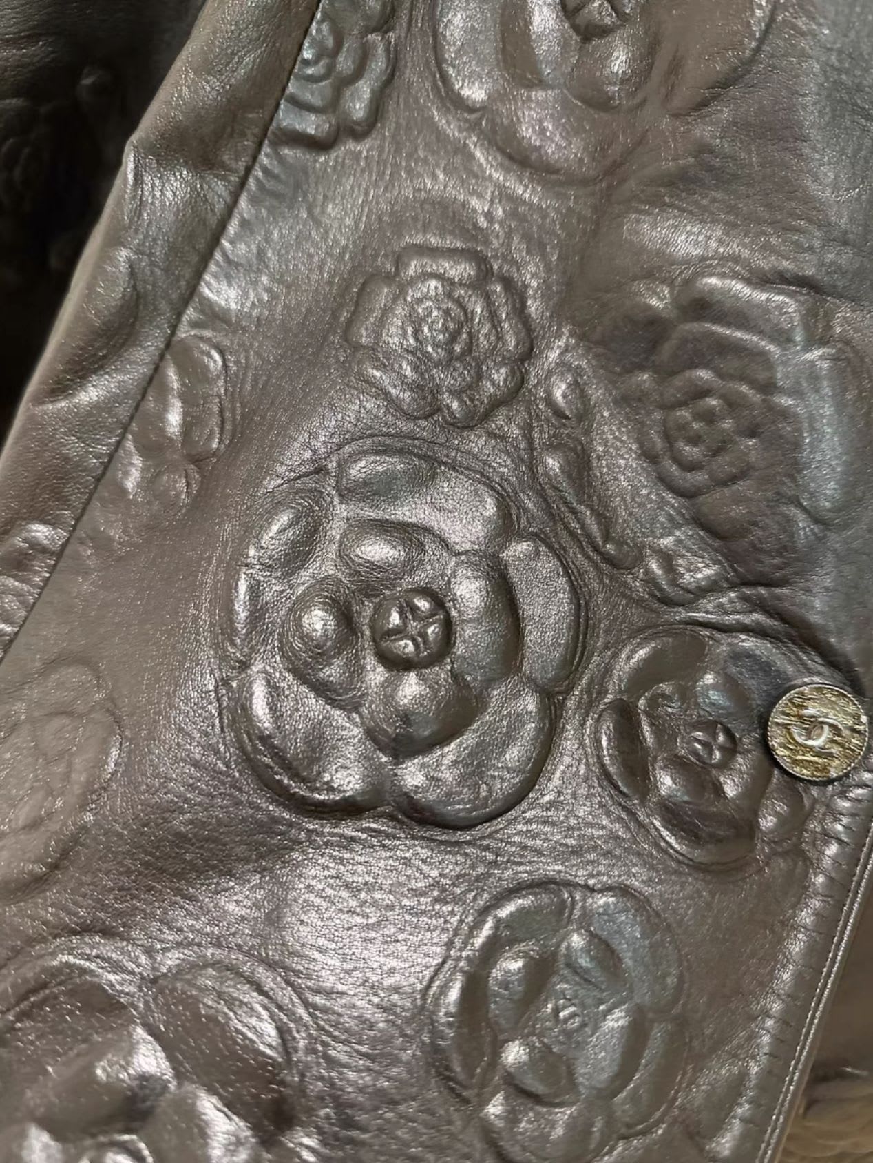 Chanel Camellia Leather cape - Image 4