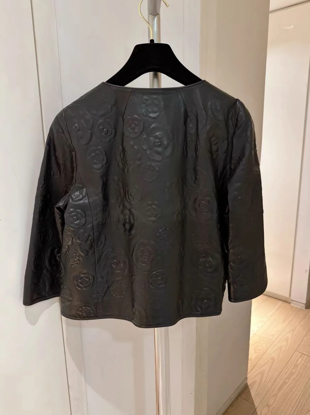 Chanel Camellia Leather cape - Image 5