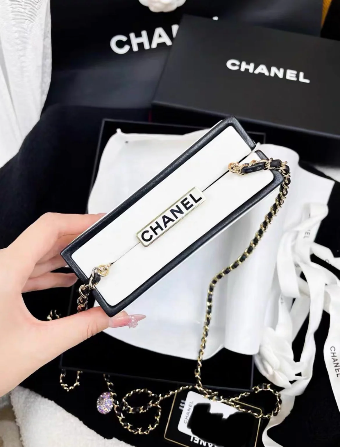 CHANEL 21SS A LIMITED EDITION WHITE & BLACK LEATHER CHANEL NO. 5 PARFUM BOX CLUTCH - Image 3