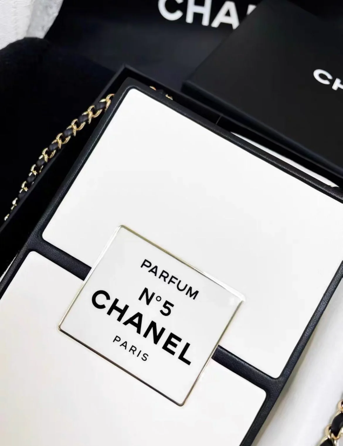 CHANEL 21SS A LIMITED EDITION WHITE & BLACK LEATHER CHANEL NO. 5 PARFUM BOX CLUTCH - Image 4