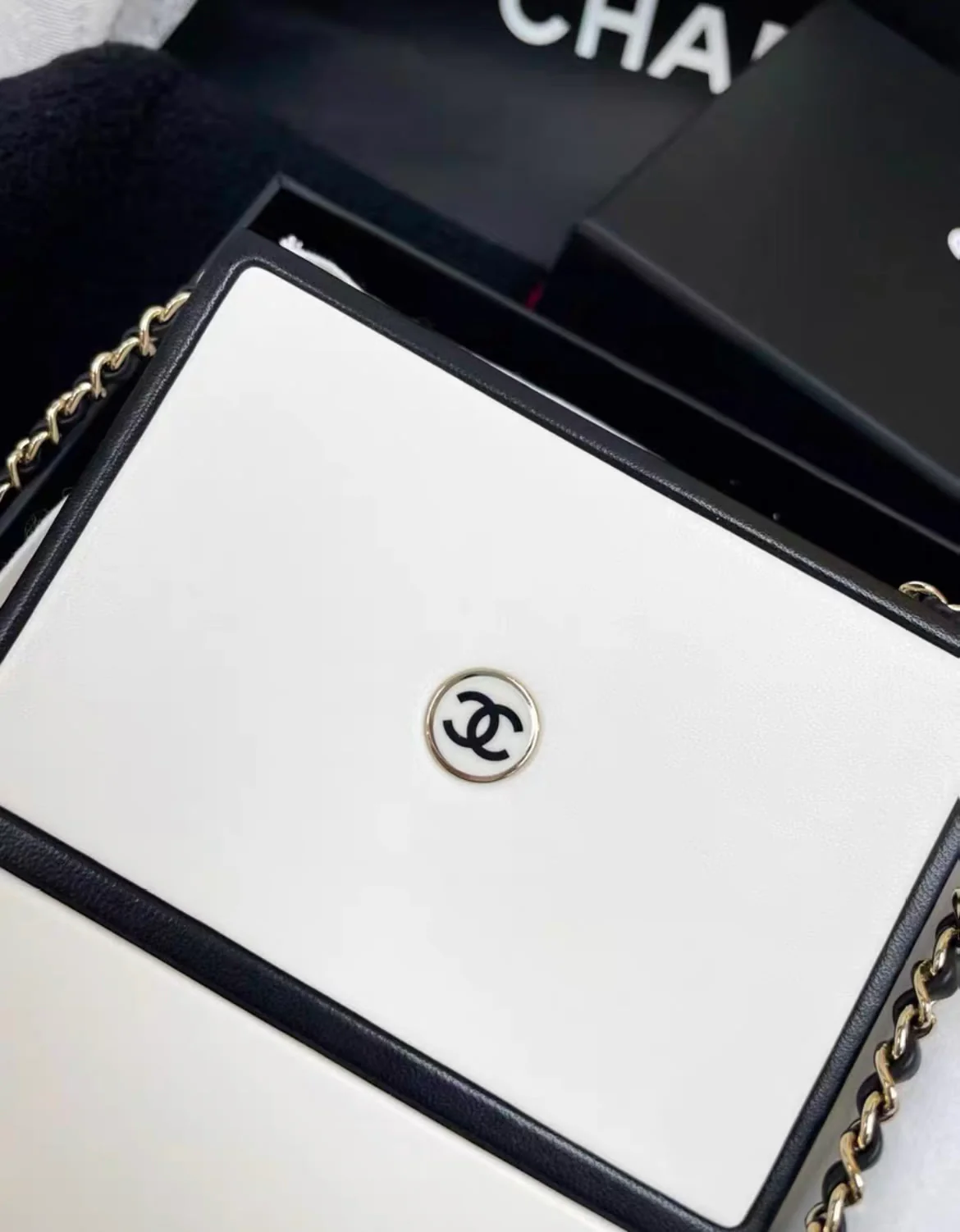CHANEL 21SS A LIMITED EDITION WHITE & BLACK LEATHER CHANEL NO. 5 PARFUM BOX CLUTCH - Image 5