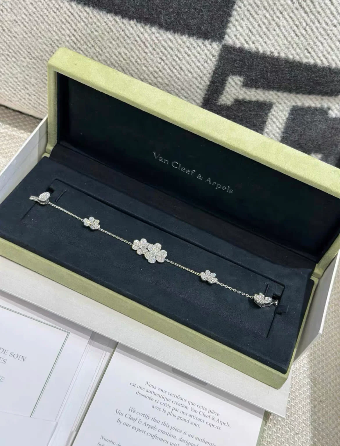 VCA Van Cleef & Arpels Frivole platinum full of diamonds and five flowers - Image 3