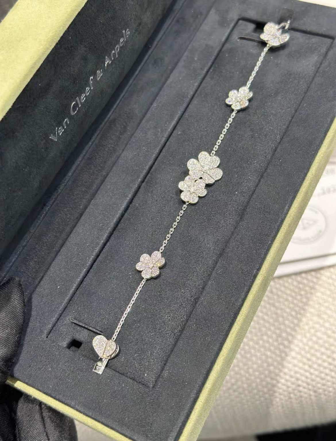 VCA Van Cleef & Arpels Frivole platinum full of diamonds and five flowers - Image 4