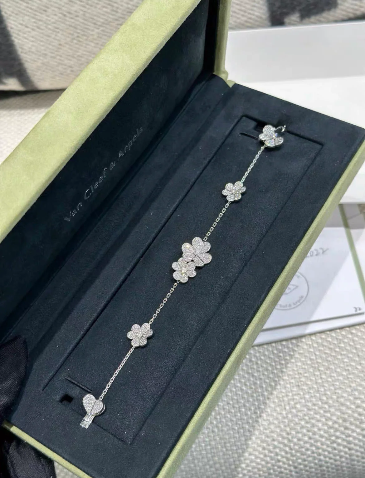 VCA Van Cleef & Arpels Frivole platinum full of diamonds and five flowers - Image 5