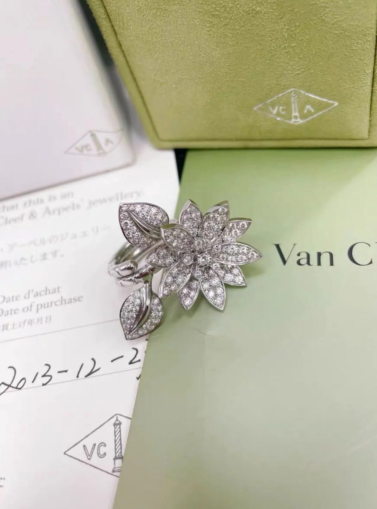 Van Cleef & Arpels Lotus Full Diamond High Jewelery Ring - Image 4