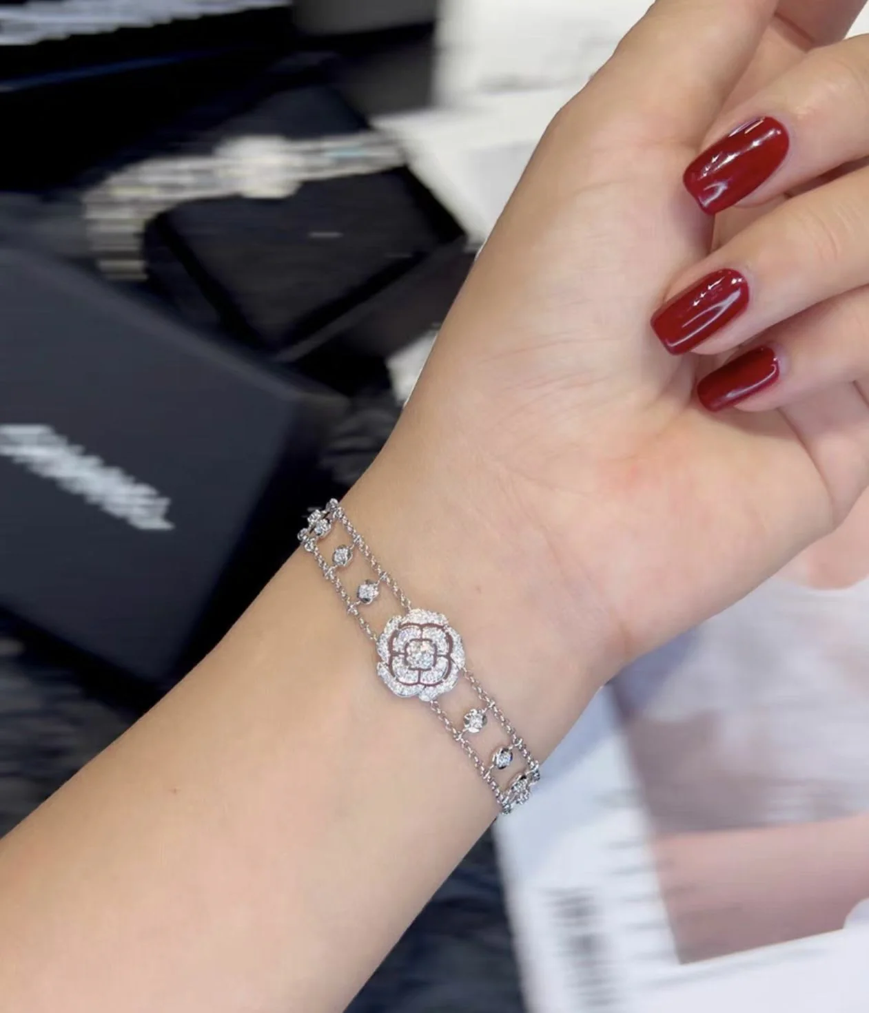 CHANEL Bouton de Camélia Bracelet - Image 3