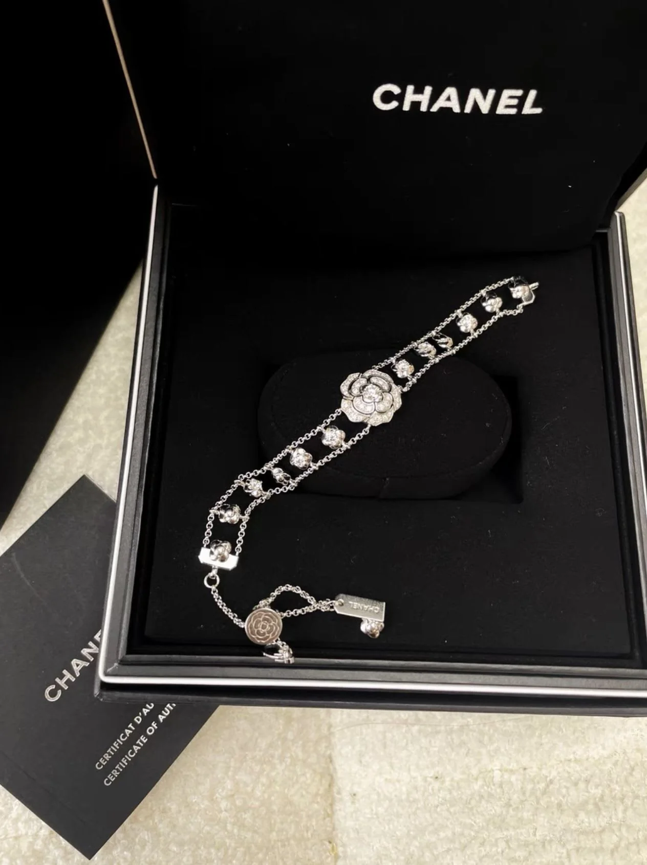 CHANEL Bouton de Camélia Bracelet - Image 4