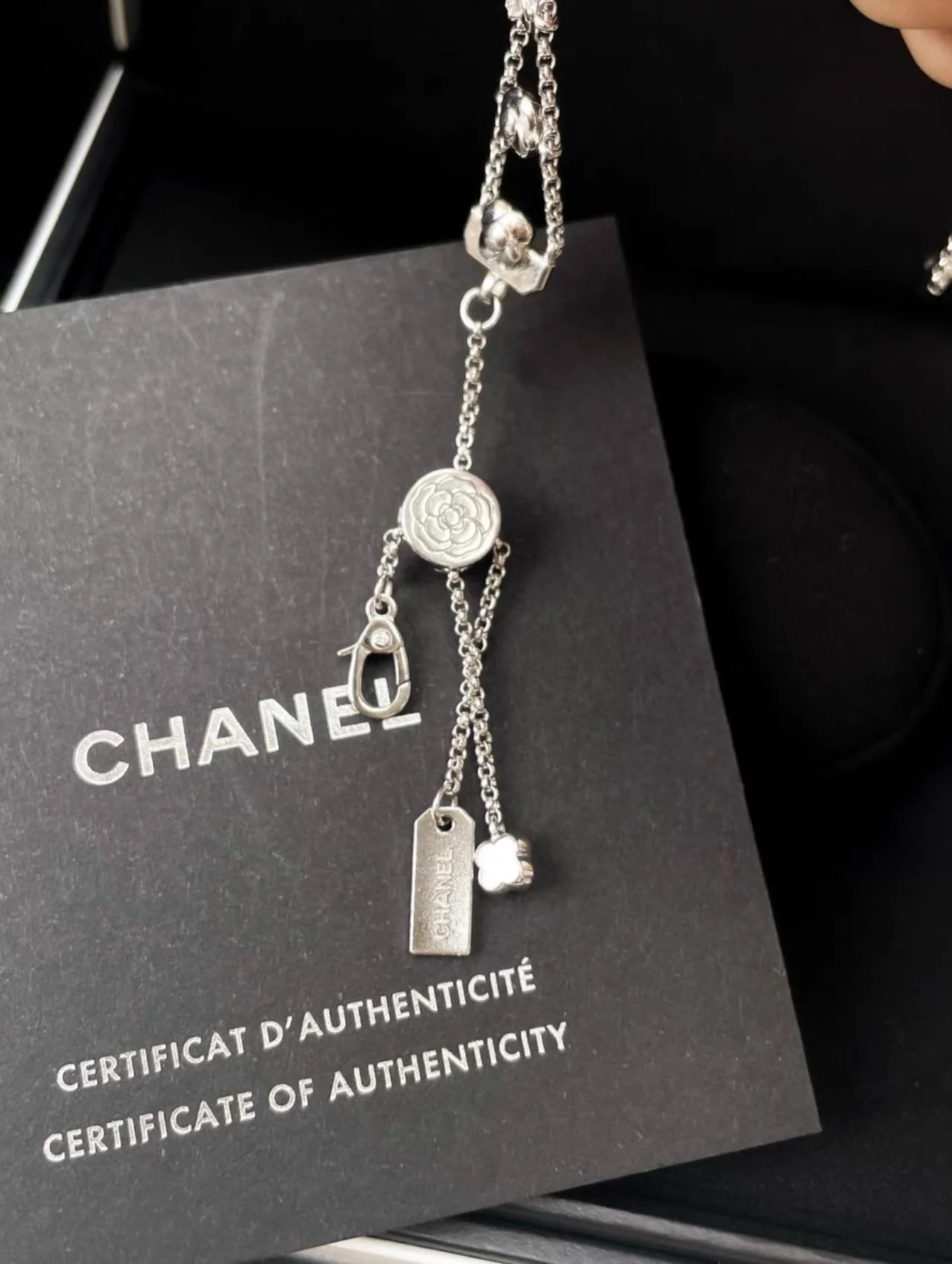 CHANEL Bouton de Camélia Bracelet - Image 5