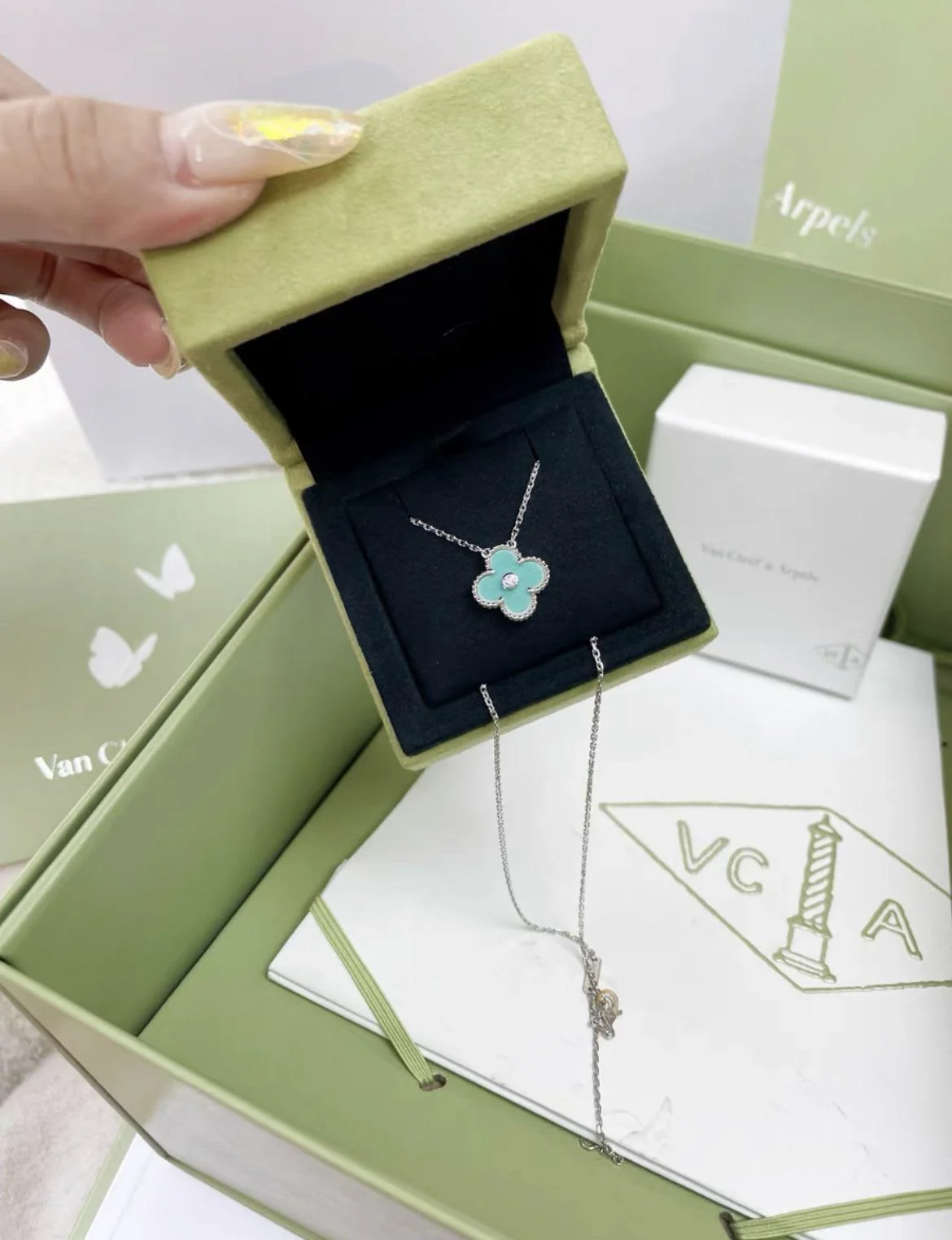 Van Cleef & Arpels 22 Christmas Limited Edition Tiffany Blue necklace - Image 3