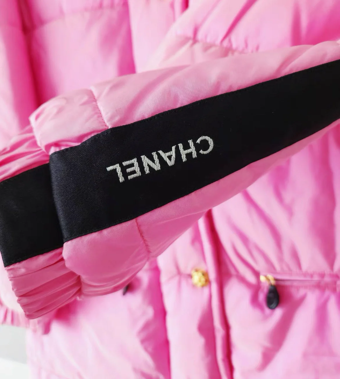 Rare Vintage Chanel by Karl Lagerfeld pink silk puffer coat with Gripoix buttons, fw 1996 - Image 7