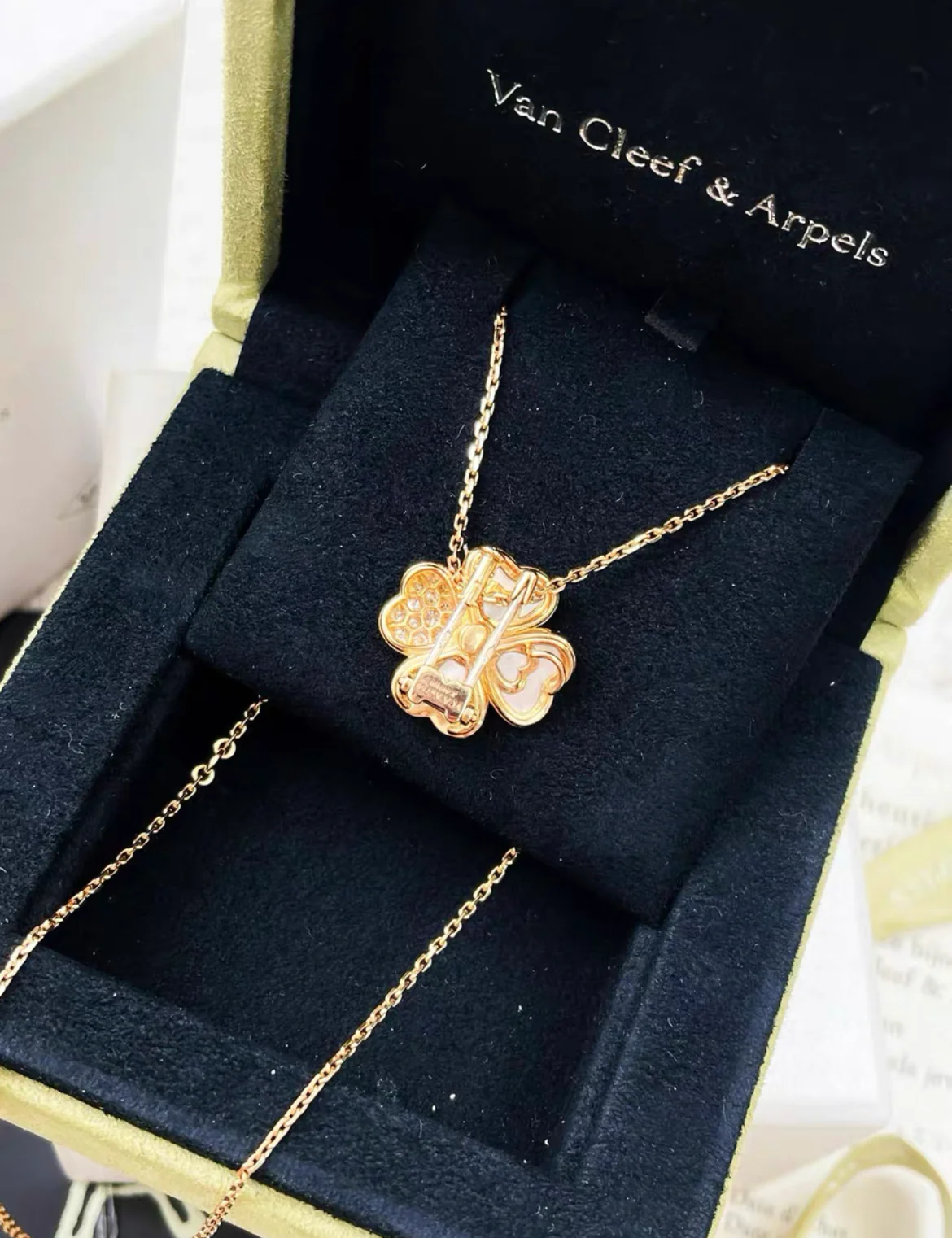 Van Cleef & Arpels Cosmos clip pendant, medium model 18K rose gold, Diamond, Mother-of-pearl - Image 4