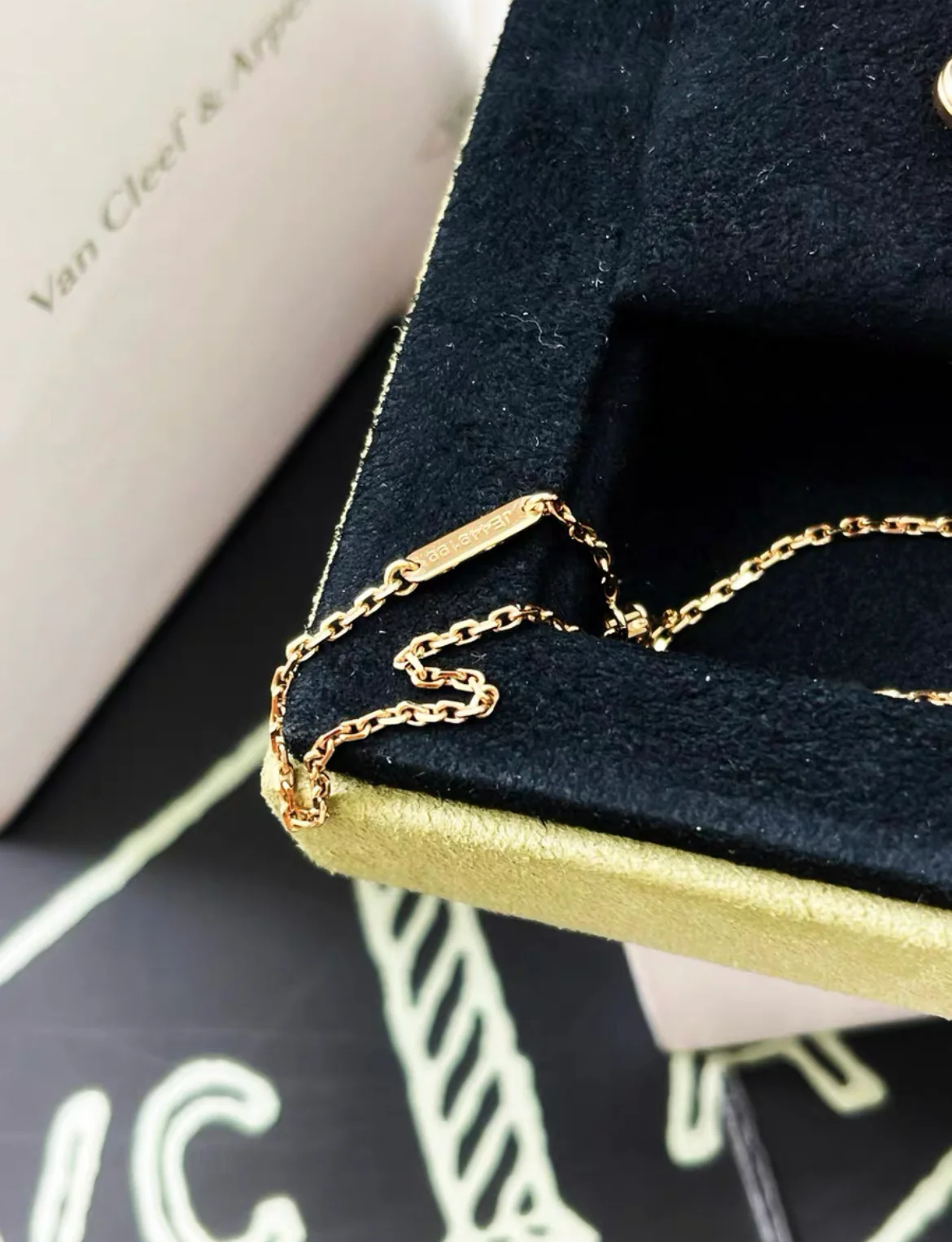 Van Cleef & Arpels Cosmos clip pendant, medium model 18K rose gold, Diamond, Mother-of-pearl - Image 5