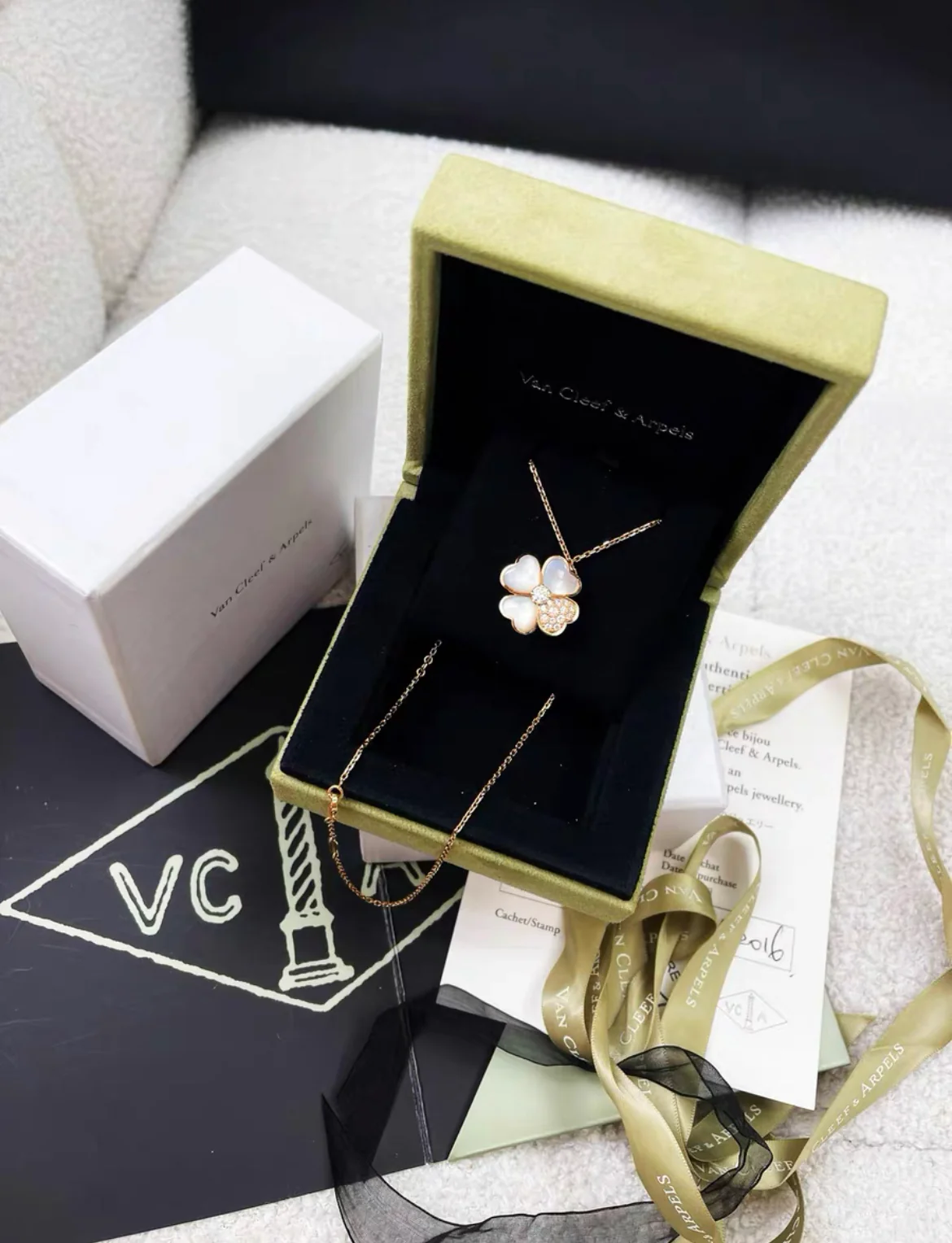 Van Cleef & Arpels Cosmos clip pendant, medium model 18K rose gold, Diamond, Mother-of-pearl - Image 6